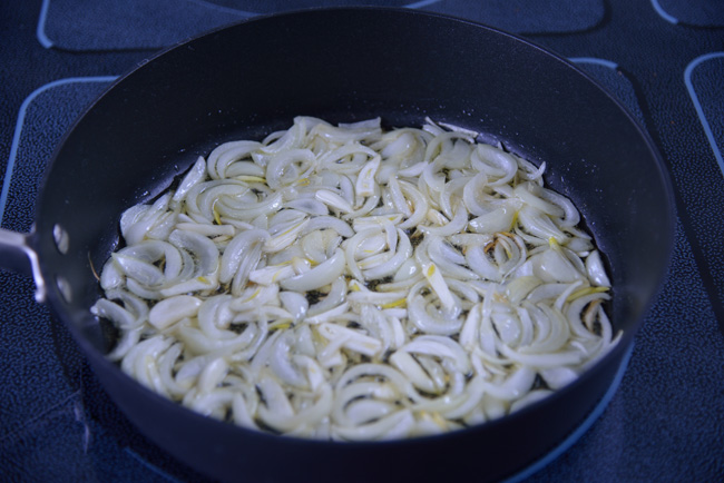 kashk-e bademjan-onions frying