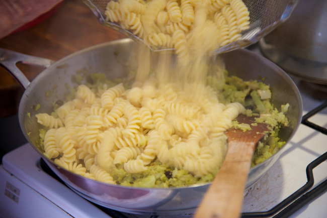 adding the pasta to the cavolfiore 2